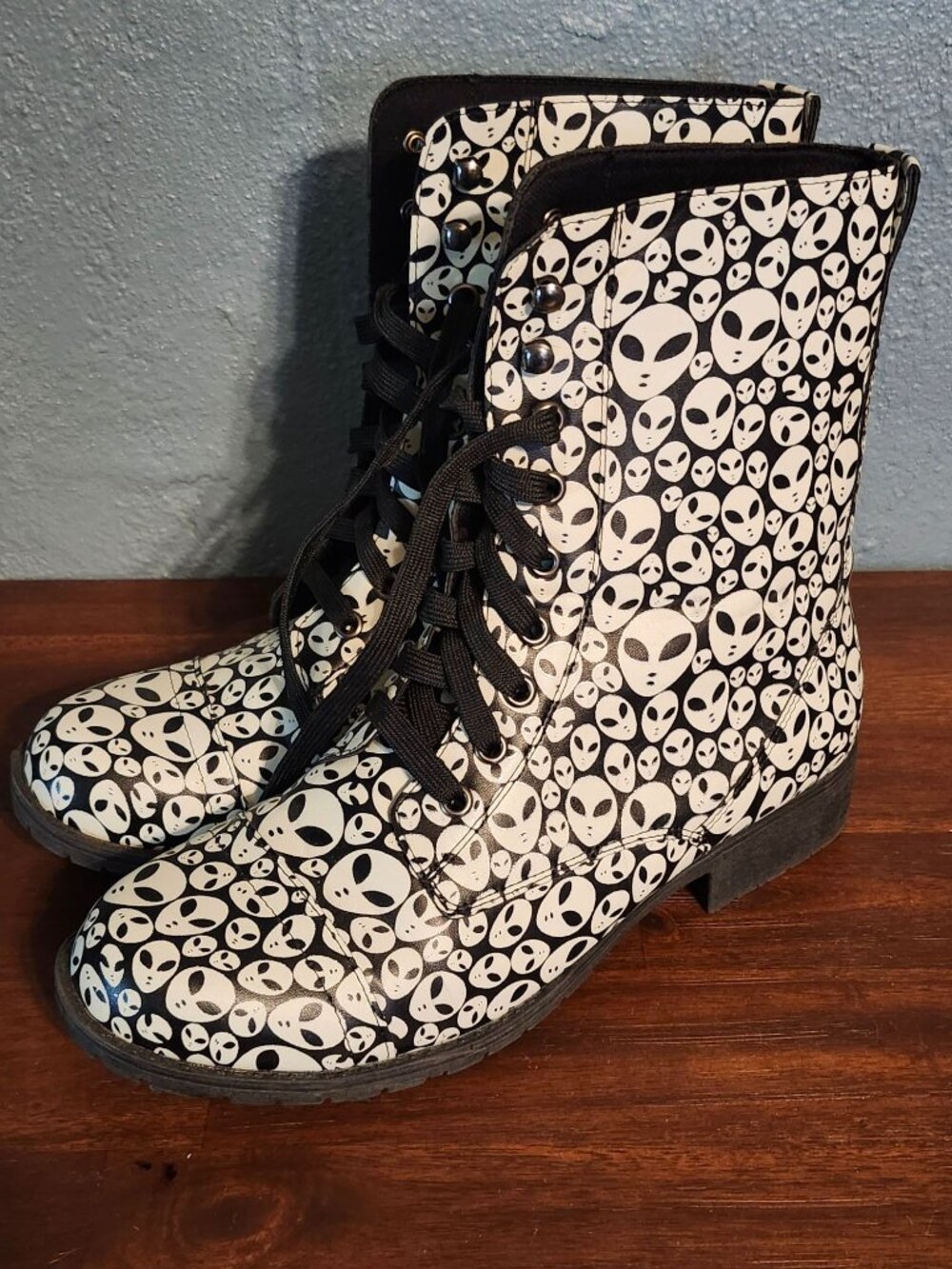 Hot Topic Glow In the Dark Alien Boots Size 9 Women's